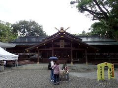 猿田彦神社へ。

-----------
猿田彦大神は、ものごとの最初に御出現になり万事最も善い方へ“おみちびき”になる大神で、古事記、日本書紀などにも「国初のみぎり天孫をこの国土に御啓行（みちひらき）になられた」と伝えられています。

天孫降臨を啓行（みちひらき）された猿田彦大神は、高千穂に瓊瓊杵尊（ににぎのみこと）を御案内した後、天宇受賣命（あめのうずめのみこと）と御一緒に本拠地である「伊勢の狭長田（さながた）五十鈴の川上」の地に戻り、この地を始め全国の開拓にあたられました。
-----------
※猿田彦神社公式サイトより引用
https://www.sarutahikojinja.or.jp/