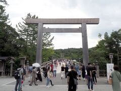 日本人の総氏神である天照大御神がお祀りされている伊勢神宮内宮。
鳥居をくぐり、俗界と聖界との懸け橋といわれる宇治橋を渡ります。