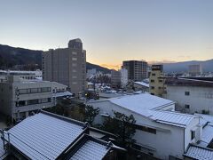 二日目の朝を迎えました。
雪は昨夜のうちに止んでいたようですが、屋根の上には雪が積もっています。