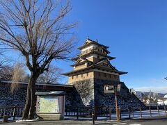 住宅街を抜けるといきなり現れたのは高島城。
築城当時は湖水と湿地に囲まれていたので、諏訪湖中に浮かんでいるようだったようです
明治時代に廃城となりましたが、昭和45年に復元されたとのこと。