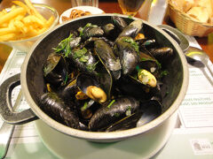 近くにレオン・ドブリッセルがあったので初日はこちらに入店。チェーン店でメニュー選びにも困ること無くムール貝は安定の美味しさ。幸せ～！