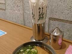 翌朝、朝食は南海難波駅の南海そば。
ここの名物は箸ピラミッドですが、このご時世なのでこんな感じに。
朝蕎麦をいただきました。