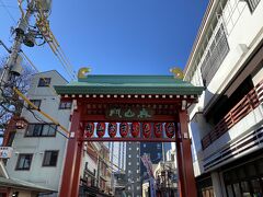 お詣りをすませたら奥山おまいりまち商店街を抜けて行きます
今年は露店の出店もないので歩きやすい
まるごとにっぽんはさすがにお休み
でも煮込み通りとも呼ばれているホッピー通りは賑わっていました