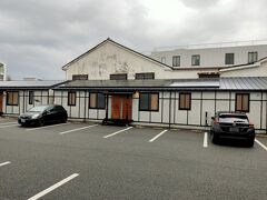 数日間、宿泊するグランジュテ・萩です。
コテージ風で、田町アーケード街に隣接しています。
場所はわかりやすいですが、狭い道を通らなければアクセスできずその点は少し不便です。