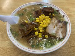 店員にお勧めされた金太ラーメン…ベーシックの金八ラーメンに太い焼豚角煮が入っている。
メンマも焼豚と同じタレに漬け込んでいるのだろうか？全般的に角煮の甘い味や香りが広がります。それでいて甘過ぎずあっさりしたあと口。飛込だった割には良いお店でした♪