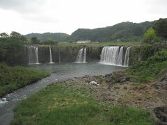 田園地帯を流れる緒方川の塩尻の滝は、幅120m、落差20ｍあります。
