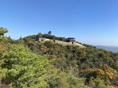 鬼ノ城
桃太郎伝説もまつわる古代のお城です。
門など復元はされていますが、１３００年近く昔からこれだけの規模の城があったことに感動します。
石垣や土塁など当時の遺構が残されていることも凄い！