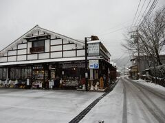 　大晦日の今日、閉めてるお店や茶屋が多い中　開いてるお店あった！

　だけど柿の葉寿司をメインにしたメニュー
　そりゃそうだ！　吉野と言えば柿の葉すしだもん仕方ない

　ひょうたろうの柿の葉すし予約してるので、ごめんなさいパスで(^_^;)