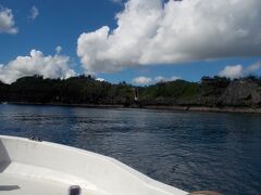 恩納村の塩屋漁港から船で１０分ほどの真栄田岬へ