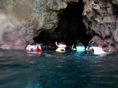 青の洞窟の入口へ