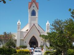 アリビラ・グローリー教会の前を通ってホテルへ戻りました。