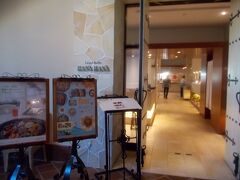 夕食はノースウィングＧ階にあるカジュアルブッフェ　ハナハナ　へ。
ファミリーやグループに人気のレストランです。