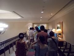 ８月２２日。旅の７日目。
ホテル日航アリビラで迎える４回目の朝。
ノースウィングＬ階にあるレストラン、ベルデマールへ。
午前６の開店時刻に行ったのにもうこんなに並んでました。
ふだんから混み合うのですが夏休み中で余計に混んでいたようです。