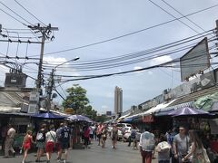 このルートの長所は、バンコク中心部の渋滞を避けられ、初心者でもわかりやすく、かつ比較的安いこと。

今回、もう一つの目的は、マーケットに寄ることです。

マーケットの名はチャトゥチャック・ウィークエンド・マーケット

まあ、写真をご覧いただければ分かるように、各国からの観光客が目立つ場所ではあります。でもアクセスがいいので、ちょっと市場の雰囲気を味わいたい人はどうぞ。