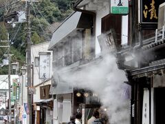 　参拝後のお楽しみ(´∀｀*)  門前の名物「草餅」を求めて寄り道～♪