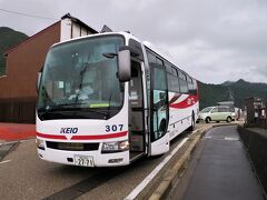 12:10　木曽福島駅に着きました。（バスタ新宿から４時間25分）
スペースの関係で少し駅から離れて停まります。降車が終わると、おんたけ交通の車庫へ向かいます。