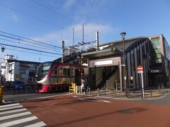 京王線多磨霊園駅。ここから免許センターまでバスがありますが、歩いても３０分以下。
あ、京王ライナーの回送。近鉄みたいに普通の電車にクロスシートで運転して欲しいなあ。コロナで空いてるんだし。