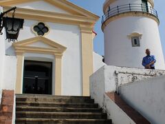 １１時４５分、松山軍用隧道の見学を終え、外に出て、今度は世界遺産として登録されている“ギアの要塞”（東望洋炮台、Fortaleza da Guia）の中心的建物、ギアの灯台と教会へ。

いずれも白とレモンイエローを基調とした、ポルトガルらしい建物です。

【マカオナビ～ギア要塞、ギア灯台、ギア教会】
https://www.macaonavi.com/miru/148/
