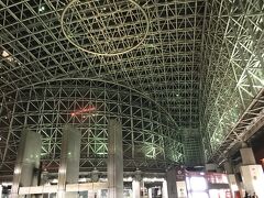 いつもの旅行より早めにホテルにチェックインしたので、少し散歩しようと金沢駅に来てみました。
