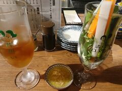 夕食はホテルの近くにあった名前が気になったお店へ。東京では居酒屋も20時で終わりでしたが大阪はまだ入れました。
「満ち汐のロマンス」というお店です。
