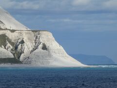 適宜船長さんの案内放送が入ります。
「白ママ断崖」というのだそう。
ほんと真っ白。エメラルド色の海。日本にもこんな外国のような景色、あったんですねえ。