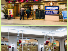 １２月３日（木）

街はすっかりクリスマスムード。

阪急宝塚駅直結の宝塚阪急にもデコレーションが施されていました。

店内吹き抜けのホールにも☆