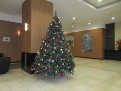 ホテル金沢で駐車料金を精算して出発しました。ロビーには大きなクリスマスツリーが飾られてました。