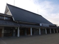 近鉄の観光駅は立派な駅舎多いです。
きっぷは旅行会社発券のものなので有人通路を使用。
と、改札に人影なくピンポン呼び出しでした。きっぷ珍しがられました。
電車好きとわかると近鉄の総合パンフを奥から出してきてくれました。
宮崎好きとわかると駅前に友好都市宮崎からの贈り物のポストと埴輪（はにわ）があるよ、と教えてもらいました。
あ、喋ってたもんでなぜか駅舎内撮り忘れてる。有名なデザイナーの建築で中も特徴いっぱいなんです。