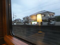 ラウンジカーでのんびりしていたらもう飛鳥駅。あと５分しかないですが自席に戻ります。
１人席を２人代わる代わるちょっとだけ体験。
なお、満席の車内はお酒を飲んでいる人も多くて賑やか。
２ヶ月前の関西旅行と同じく、関西は関東ほど厳格じゃない感じがしました。
なおこの時期、大阪市は感染拡大でGOTO停止になってました。
