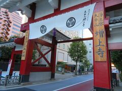 増上寺は歴代徳川将軍家の墓所もある由緒あるお寺で、毎年春開催の国際サイクルロードレースのスタート地点ともなっています。
その大門前を通過し・・・
