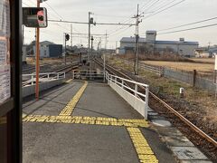 ■上毛電気鉄道乗りつぶし■ 14:10
時刻表上は上り着が14:11、下り着が14:12なので対面とはいえ、かなり厳しい乗り換えになるのでは、と思うところですが、公式ページにリンクが張ってある前面展望動画を見る限り、乗り換え先がやや遅れて到着するようなので、自信をもって予定を組みました。上り電車が着いた時、下り電車は写真の通り、かなり遠くに霞んでいます。