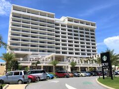 沖縄・国頭郡本部町『アラマハイナ コンドホテル』の外観の写真。

私たちは最上階（11階）の「デラックスルーム インフィニティフロア」
に宿泊しています。
『オキナワ ハナサキマルシェ』は近くて便利でした。

『オキナワ ハナサキマルシェ』はホテルの下にあり、
2段になっています。

グルメ・ショッピング・アクティビティが咲き誇るモトブの
リゾート市場。目の前に広がる美しい海や、やんばるの大自然の中で
生まれ育った食やアイテムを中心に取り扱うショップが集結。
リゾートの街を歩くように楽しくお店巡り。お気に入りをみつけに
誘い合って。ここにしかない、ときめく時を楽しみましょう! 