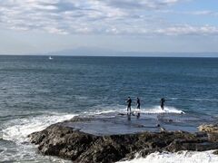 岩場には釣り人の姿が多数。何が釣れるのかな。