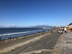 西浜の様子も見てきました。こちらはサーファーの皆さまがかなり密・・・・