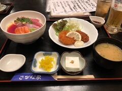 昼ご飯は毎度お馴染みの藤沢の「さかな家」にて。海鮮丼と揚げ物の無敵の組み合わせ。今日は牡蠣フライとクリームコロッケでした。
