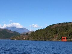 お約束の富士山と箱根神社のコラボ。残念ながら富士山に雲がかかっちゃいましたね。