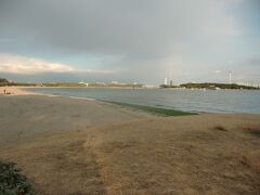 海の公園の砂浜の南端から約1kmの長さの渚を眺める。造成時に千葉から運んだ砂を用いた人工海浜ではあるが弓なりの造形はそれなりに美しい。
海藻が打ち上げられているとおり、付近の遠浅の海底アマ藻を植えられ海水の浄化と魚などの繁殖に効果が上がっているようである。