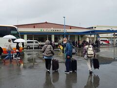 午前8時前に離島ターミナルに到着しました。荷物を持ってターミナルに向かいます。