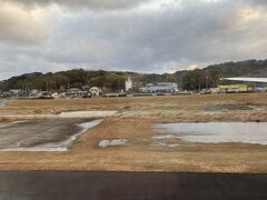 福岡空港に到着しました。
雲がどんよりしております。
先ほどまで20度を超えていた気温も
福岡は16度、この後、どんどん気温は下がり
30日午後には雪の降る予報も…