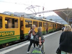 ユングフラウの峰々が見えている間にヴェンゲン駅に到着しました。
写真はヴェンゲンアルプ鉄道の登山列車と駅のホーム。