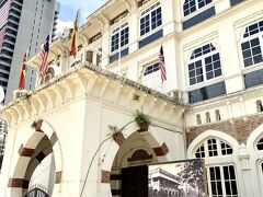【 Kuala Lumpur City Gallery 】旧印刷局

1808年建築の英国コロニアル様式の建物をリニューアルした建物は、今は、KLの歴史や建造物の案内を分かり易くパネルで展示しているみたいで、行けば良かった >o<
マレーシアのギフトショップもあるようですよ。

知らなくて、「I LOVE KL」の写真を撮っただけでした↓