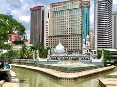 Kuala Lumpur は、マレー語で「泥川の合流地点」という意味。
そして、ここがクラン川とゴンパック川の合流地点で、KL発祥として栄えてきた場所になるようです。

KL最古のイスラム寺院が建っていました。

【 Masjid Jamek 】

1909年築のKL最古のイスラム寺院が‘その合流場所に建ってます。
ムガール建築様式の建物を無料で見学できるようですが、川の反対側まで行く気になれず、写真だけ。