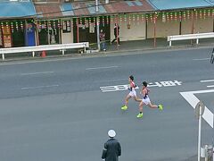 私の住む家の前を箱根駅伝が走ります。
沿道からの観戦は自粛とのことでしたが、やっぱり選手の息づかいが聞こえる沿道から観戦したいですねぇ。