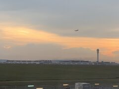 空港には予定より20分も早く着陸したのに、40分沖留め待機でした。
いつもこんなに滑走路は混雑しているのかしら？

でも、機内から綺麗なサンセットを見ることが出来ました。
現地時間は、18:30。
時差は、日本より1時間遅いです。