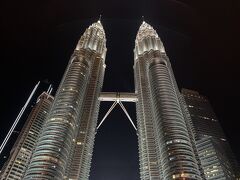 ● Petronas Twin Towers

マレーシア国営石油会社Petronasの本社ビルで、対になった尖塔がイスラム様式ということらしい。
右のタワー1が日本の「ハザマ」
左のタワー2が韓国の「サムスン」
タワーを結ぶ連絡橋（スカイブリッジ）はフランスの建築会社による施工だそうですよ。

輝いている透明感のあるビルに見惚れました。
今夜しか見るチャンスがなかったので、遅くなってもこの夜景を見たかったのです。
私が撮っても写真映えする素敵なビルですね☆