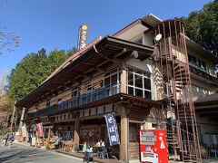 三峰神社駐車場から登ってくると、
売店があります。