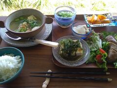 そして待ちに待った美味しい朝食。具だくさんのスープ、海ぶどうがトッピングされた島豆腐、酢の物、ボリューム満点のソーセージ、果物。沖縄の食材がふんだんに使われています。どれも本当に美味しかったです。食後には紅茶かコーヒーをサービスしてくれます。