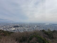 万葉集にも詠まれている眉山の展望台からの徳島市内。城山や吉野川も見えます。天気が良いと紀伊半島まで見えるそうです。