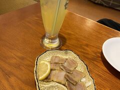 ご飯を食べに名護の居酒屋へ。ホテルゆがふいんの裏にある、ゆきのという居酒屋さん。家族で来ている人が多い。車なのでお酒は飲めないからシークワーサージュース。スーチカというのかな？豚の塩漬けの薄切りみたいなの。美味しい。しょっぱいのでこのままで。