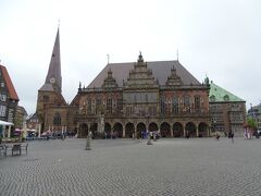 世界遺産に登録されているブレーメンの市庁舎とローラント像。

ゴシック様式の旧市庁舎が建てられたのは、1405年～1410年のことで、マルクト広場に面した部分は200年後に建てられ、ルネッサンス様式になっている。